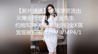 黑衣同學 躲在学校女厕所等待下课铃声响起女学生一群一群的来献逼