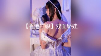 清纯妹子撩衣服不小心走光露点