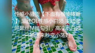 当她继续逗弄他的鸡巴时，他再也无法忍受并射精了。