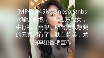 行业内十分知名新时代网黄导演EdMosaic精品-性感耐草女模道具紫薇不过瘾找来两位男模一起3P