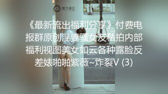 两个年轻小妹伺候叔侄两激情4P啪啪大秀，一起舔弄鸡巴和蛋蛋样子好骚，伺候了小伙子又伺候大哥哥浪叫呻吟