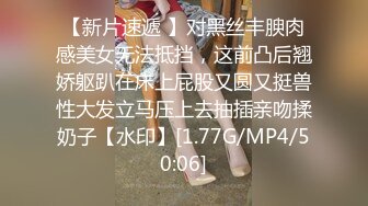 《魔手外购极品CP》正面全景商场女厕逼脸同框偸拍超多年轻小姐姐小少妇方便，发现稀有极品正宗一线天馒头笔，真的好看