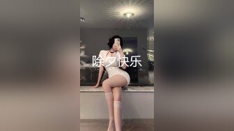 黑丝伪娘 和胖哥哥贴贴 穿着黑丝岔开双腿被哥哥口粉嫩的仙女棒 被舔的痒痒的很舒服 鸡鸡小还要振动棒刺激鸡鸡