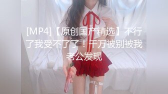 黑客破解家庭网络摄像头偷拍纹身男草正在看手机视频的媳妇