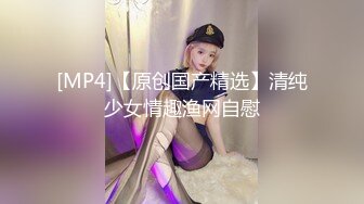 穷人女神富人玩物，顶级性感外围女神『猫小七喷泉』一龙戏二凤？还是水晶配蝴蝶～喷了一地 看着自己的投屏好骚 (1)