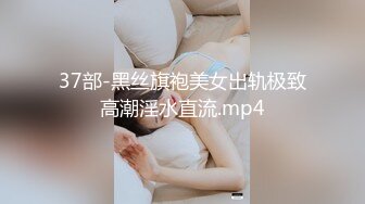 [MP4/ 357M] 性感红唇骚女两男一女淫乱啪啪，非常迫不及待快过来呀，双屌左右一起交还说真好吃