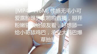 拿着跟干干巴巴的黄瓜玩弄自己的无毛逼