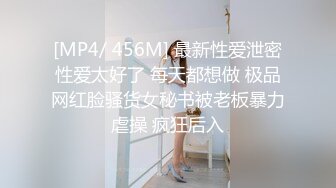 妖娆美少妇欧美风格跪着吃双屌，前后齐夹击，一顿后入猛如虎