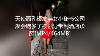 清纯导购员白虎妹子被客人调戏，在试衣间扒光衣服各种姿势