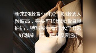 穿紫色格子休闲裤的清纯小美女，跟随厕所偷拍 青涩文艺的长相下面阴穴羞答答的喷尿 尿声清脆！ (2)