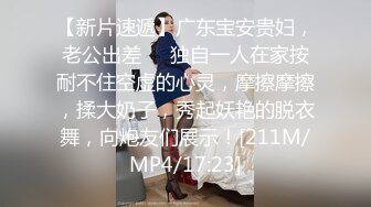 老哥约了两个妹子玩双飞，沙发脱光光调情上位骑乘后人猛操