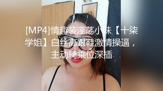 禁欲之后，小母狗见门就把主人推沙发上，舔干净一天没洗的肉棒， 翻身就坐