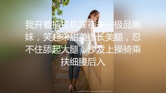 韵味阿姨带着女儿一起上厕所，阿姨还来着姨妈 嘘嘘的尿液流淌着姨妈血