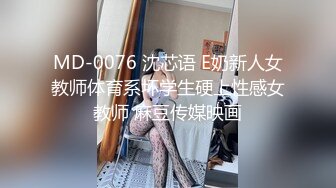 母子乱伦镜头前的激情，熟女大妈啥都会吹舔吸弄口交小哥的大鸡巴，镜头前被各种抽插爆草，老逼就是败火