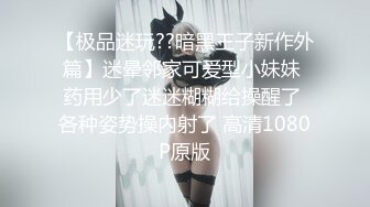 精致苗条女孩在拴住双手跪在地上任意蹂躏奶子打屁股舔脚大鸡吧插嘴爆射