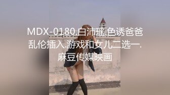 两个无毛小嫩逼被小哥的18厘米大鸡巴爆草抽插，全程露脸口交大鸡巴，让小哥亲小嘴玩奶子，轮草抽插呻吟可射