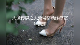 很哇塞的极品少妇，黑丝露脸舔着鸡巴直流口水