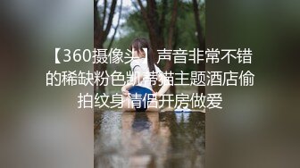 淫妻坐在单男上面，有节奏地上下晃动，胸前还用写上“婊子”！