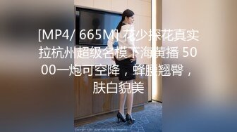 可爱小虎牙妹妹翘起美臀怼在镜头前，开档黑丝更是诱人