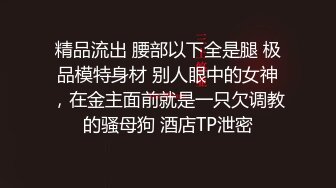 天桥勾引外卖骑车员，男友提醒她来人了，没想到她扑过去诱惑，可惜小哥胆子太小，正眼瞧都不敢！