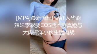 步行街跟踪抄底穿大T恤的美少妇 和男友逛街的JK美女