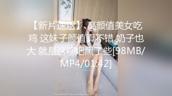 良家人妻，闷骚的一面，穿丝袜掰开大屁股，悄悄打开门，楼梯下楼溜达，好怕被邻居发现呀！