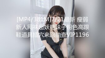 小美女已经受不了了 倚着桌角在干什么呢