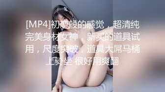 反差骚婊母狗人妻『小骚猪的调教之旅』日料店门外人来人往屋内有一个小骚猪在吃三个男人的鸡巴[MP4/170MB]