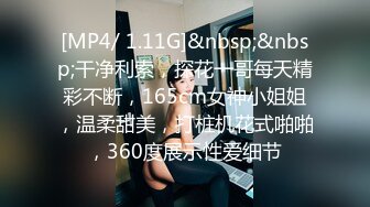 剛生完寶寶的爆乳美嬌妻和老公婚床上啪啪,床頭墻上還掛著結婚照