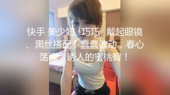 穿着角色扮演的火辣小 Ria 久留美 躺在你身上咧着嘴笑。