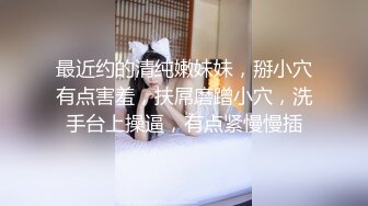 地攤上買東西的極品肥白大屁股美女,丁字褲太小半個陰唇都快露出來了