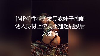 穿着睡衣躺在床上玩弄自己粉嫩的无毛穴