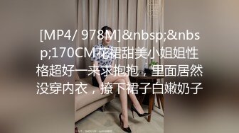 黑衣短裤长发美女微毛光滑的阴唇张着口