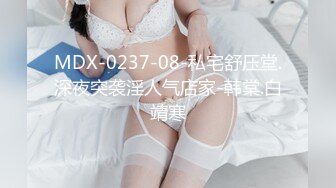 浅色线衣黑紧身裤美女❤️肥美的馒头穴细细长长的逼缝