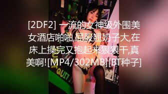 牛仔小美女跟小哥在家激情啪啪给狼友直播，全程露脸互动听指挥，让小哥舔逼口交大鸡巴，无套抽插高潮尿尿