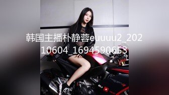 美容院偷拍年轻美女做逼逼脱毛手术，女技师往阴唇涂蜡疼得妹子嗷嗷叫