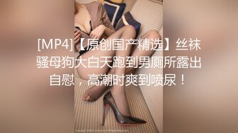 小武哥忽悠个学生和少妇来双飞,插少妇的逼摸学生妹的嫩乳