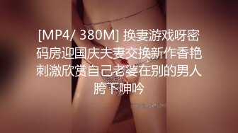 把摄像头藏在鞋子上站在试衣间门缝旁偷拍妹子换衣服