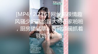 美女如云服装城女厕，全方位脸逼同框偸拍多位美眉方便，迷之操作的小姐姐揪阴毛