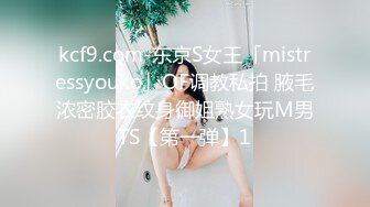 [MP4/ 894M]&nbsp;&nbsp;单男约操小夫妻3P，过来先吃点东西再开操，透视装双屌一起舔，前后夹击爆操