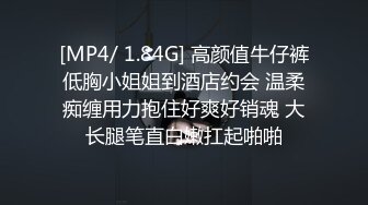 出差多日，老婆饥渴难耐，全裸取快递，刺激到喷水