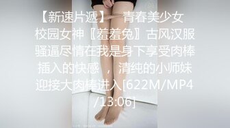 商场蓝门女全景偷拍美女职员的小黑鲍