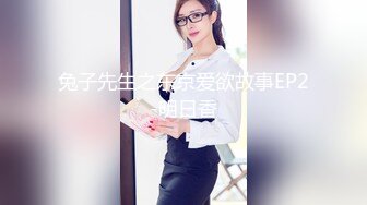 巨乳店员制服被大奶撑爆 同事看了不管店里有客人在用餐也继续草