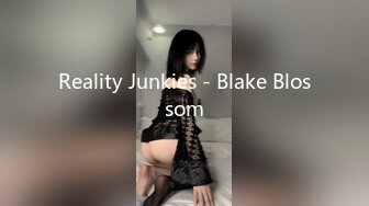 [MP4/ 1.67G]&nbsp;&nbsp;轻熟女姐妹组合露脸激情4P伺候年轻小哥哥，让小哥吃奶子交大鸡巴，黑丝情趣互动抽插